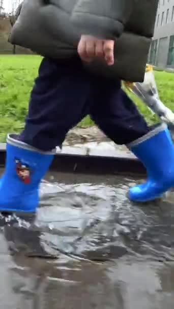 Pés Criança Botas Borracha Azul Pulando Sobre Uma Poça Chuva — Vídeo de Stock