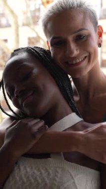 Evde balkonda romantik poz veren güzel lezbiyen çift, Igbt konsepti.