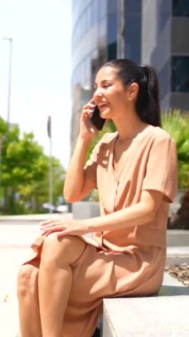 İş yerinde telefonda konuşan Latin bir kadın yöneticinin ya da iş kadınının portresi.