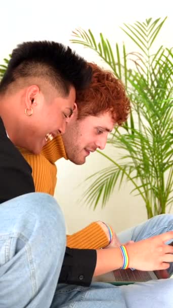Belo Casal Gay Sendo Romântico Sofá Abraçando Lgbt Conceito Fazendo — Vídeo de Stock