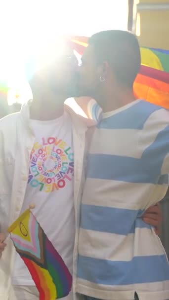 Amici Omosessuali Che Divertono Alla Festa Dell Orgoglio Gay Città — Video Stock