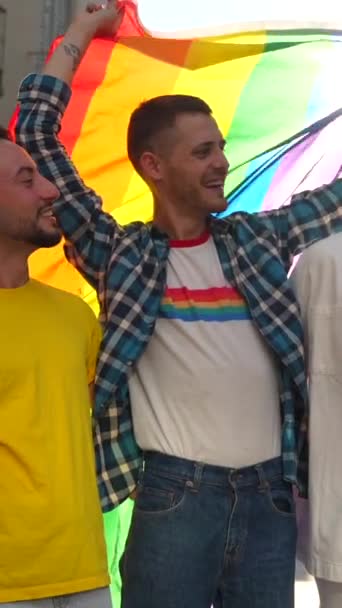 Estilo Vida Amigos Homosexuales Abrazados Caminando Fiesta Del Orgullo Gay — Vídeo de stock