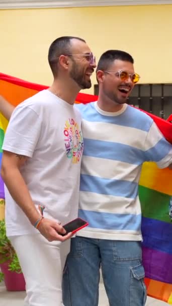 Homossexual Amigos Sexo Masculino Divertindo Festa Orgulho Gay Tomar Uma — Vídeo de Stock
