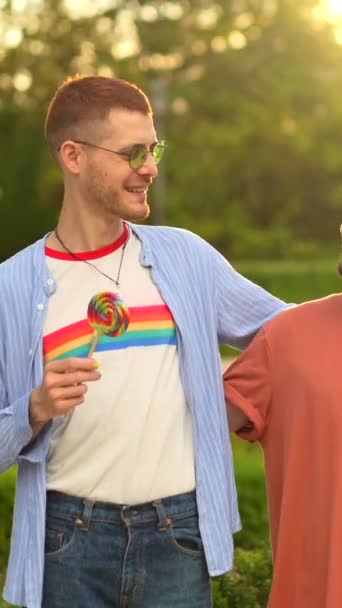 Retrato Namorado Gay Namorada Comendo Chupa Chupa Parque Pôr Sol — Vídeo de Stock