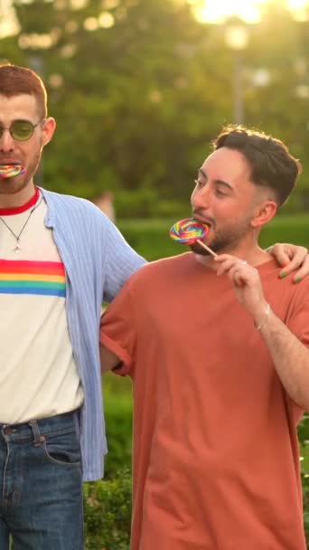 Portrait Couple Gay Train Manger Une Sucette Dans Parc Coucher — Video
