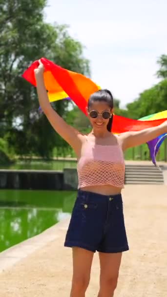 Mulher Morena Caucasiana Com Uma Bandeira Colorida Lgbt Andando Por — Vídeo de Stock