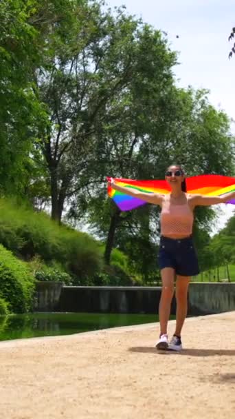 Donna Bruna Caucasica Con Una Bandiera Colori Lgbt Che Cammina — Video Stock