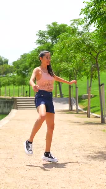 Kafkasyalı Esmer Kadın Parkta Dans Ediyor Tuzak Dansçısı Gülümsüyor — Stok video