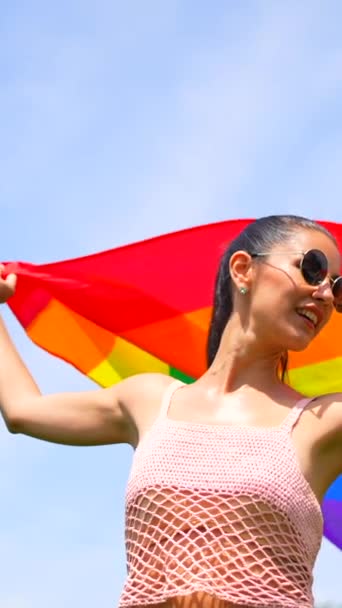 Mulher Morena Caucasiana Com Uma Bandeira Lgbt Arco Íris Grama — Vídeo de Stock