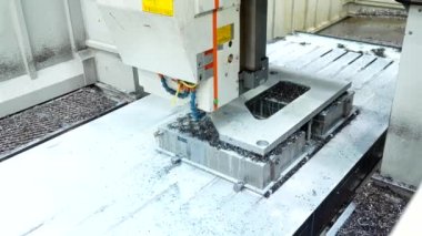 Cnc makine paneli tarafından kontrol edilen bir sanayi makinesi.