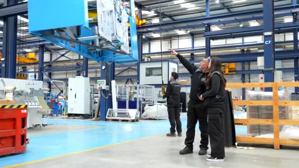 Equipe Engenheiros Levantando Máquinas Pesadas Usando Guindaste Dentro Uma Fábrica — Vídeo de Stock