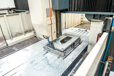 Cnc makine paneli tarafından kontrol edilen bir sanayi makinesi.