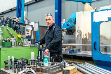 Lojistik fabrikasında cnc makinesiyle çalışan bir mühendisin fotokopi uzayı
