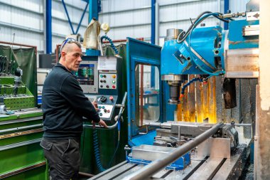 Sayısal kontrol makinesiyle çalışan bir adamın fotokopi uzayı