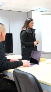 Mühendislerden oluşan bir ekip fabrika odasında toplandı.