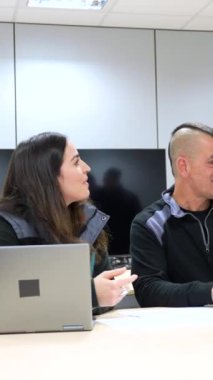 Toplantı odasındaki bir fabrikada çalışan işçi ve mühendisler.