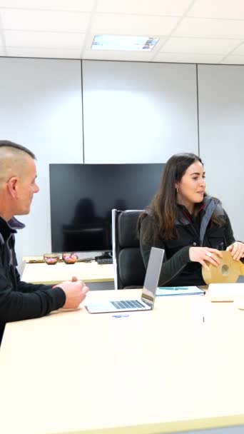 会議室で一緒に座っている布で会議中に話すエンジニアのグループ — ストック動画