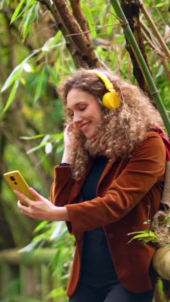Mujer Bella Escuchando Música Con Auriculares Parque — Vídeos de Stock