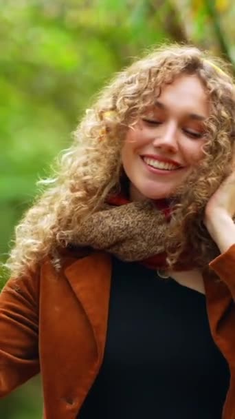 Mujer Bella Escuchando Música Con Auriculares Parque — Vídeos de Stock