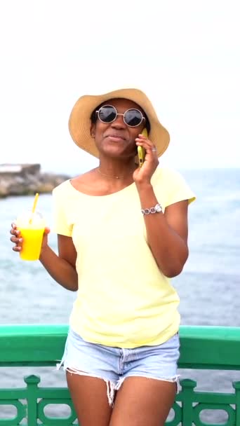 Czarny Etniczny Kobieta Mając Sok Pomarańczowy Nad Morzem Turysta Korzystających — Wideo stockowe