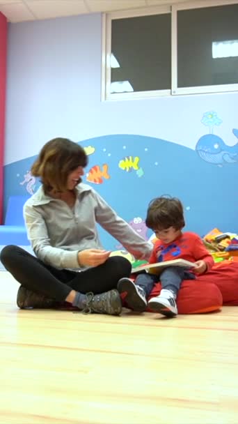 Femme Enseignante Jouant Avec Enfant Assis Train Lire Livre Intérieur — Video