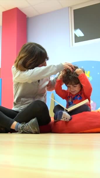 Femme Enseignante Avec Enfant Assis Lire Livre Riant Avec Des — Video