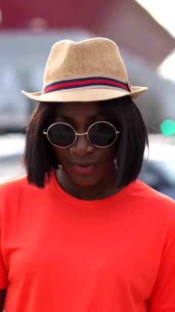 Retrato Jovem Mulher Negra Turista Uma Noite Com Shirt Verde — Vídeo de Stock