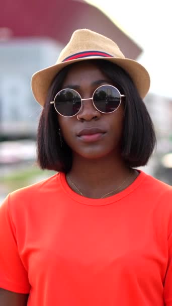 Młoda Czarna Kobieta Pomarańczowej Koszulce Okularach Przeciwsłonecznych Kapeluszu Ciesząca Się — Wideo stockowe