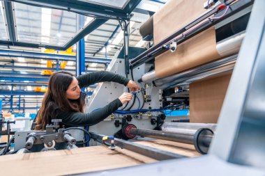 Cnc modern bir fabrikada makine üzerinde çalışan bir mühendisin kopyalama alanı ile yan görünüm
