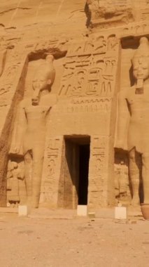 Güney Mısır 'da Nubia' da Nasser Gölü 'nün yanındaki Abu Simbel tapınağının yanındaki Nefertari Tapınağı' nın içindeki kapıya doğru yürüyorum. Firavun 2. Ramses Tapınağı, 4k video.