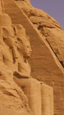 Abu Simbel tapınağının firavunlarının Güney Mısır 'daki Nubia' da, Nasser Gölü 'nün yanındaki dağa oyulmuş videoları. Firavun 2. Ramses Tapınağı, 4k video.