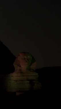 Giza 'nın güzel piramitleri ve sfenkslerinde ses ve ışık gösterisi. Kahire şehrinde bir gece. Afrika