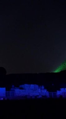 Giza 'nın güzel piramitleri ve sfenkslerinde ses ve ışık gösterisi. Kahire şehrinde bir gece. Afrika