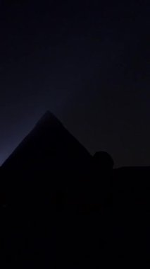 Giza 'nın güzel piramitleri ve sfenkslerinde ses ve ışık gösterisi. Kahire şehrinde bir gece. Afrika