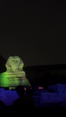 Giza 'nın güzel piramitleri ve sfenkslerinde ses ve ışık gösterisi. Kahire şehrinde bir gece. Afrika