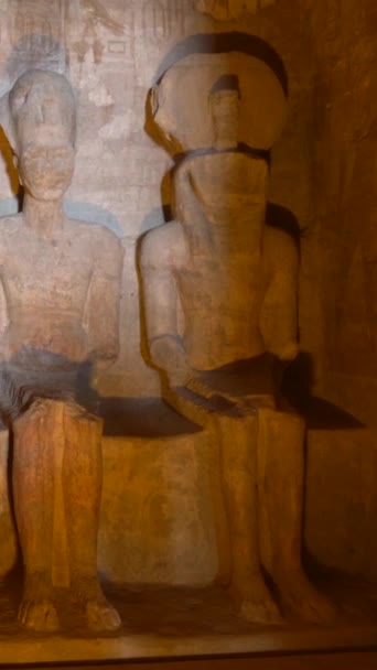 在埃及南部努比亚靠近纳赛尔湖的阿布辛贝尔神庙内的众神 法老寺Ramss 4K视频 — 图库视频影像