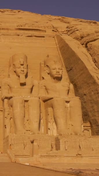 一名年轻的欧洲游客走向埃及南部努比亚靠近纳赛尔湖的阿布辛贝尔神庙 法老寺Ramss 4K视频 — 图库视频影像