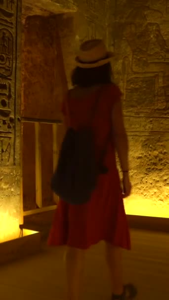 Ein Junger Tourist Besucht Die Skulpturen Tempel Von Abu Simbel — Stockvideo