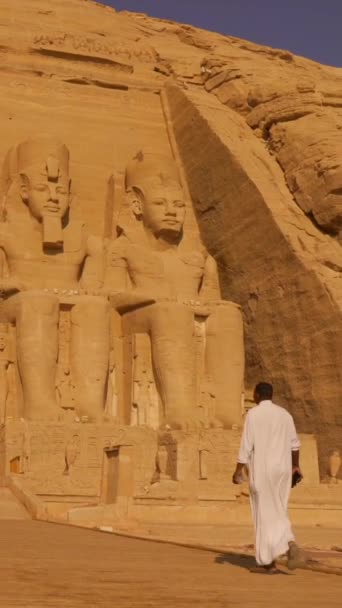 ヌビアの南エジプトのアブ シンベル寺院のジンバルとナセル湖の隣で安定したパンニングショット ファラオラムセス2世の神殿 4Kビデオ — ストック動画
