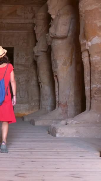 Joven Turista Que Visita Las Esculturas Dentro Del Templo Abu — Vídeos de Stock