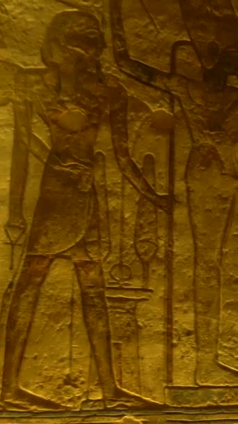 一位年轻的游客参观了埃及南部努比亚靠近纳赛尔湖的阿布辛贝尔神庙内的雕塑 法老寺Ramss 4K视频 — 图库视频影像