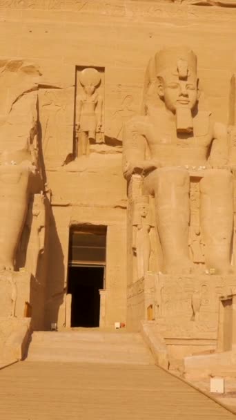 ヌビアの南エジプトのアブ シンベル寺院のジンバルとナセル湖の隣で安定したパンニングショット ファラオラムセス2世の神殿 4Kビデオ — ストック動画