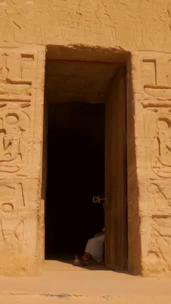 シンベルの神殿の隣 ヌビアのヌビア南部 ナセル湖の隣にあるネフェラーリ神殿の内側の扉を残します ファラオラムセス2世の神殿 4Kビデオ — ストック動画