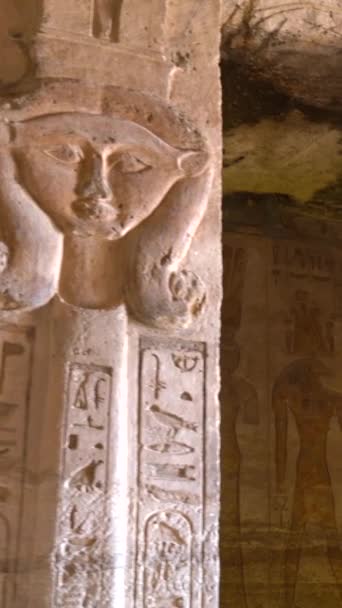 在埃及南部努比亚靠近纳赛尔湖的阿布辛贝尔神庙旁边的Nefertari神庙内的柱子和象形文字绘图 Pharaoh Ramses Ii圣殿 4K视频 — 图库视频影像