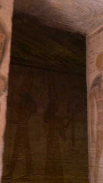 Kolumner Och Hieroglyfiska Ritningar Inuti Templet Nefertari Bredvid Templet Abu — Stockvideo