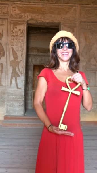 Молодая Женщина Посетившая Освещенный Интерьер Храма Абу Симбел Драгоценные Иероглифы — стоковое видео