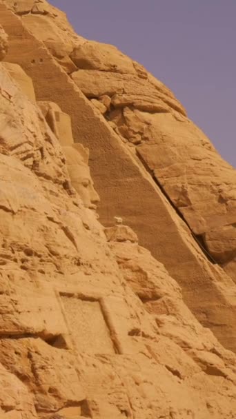 シンベルの寺院のビデオ旅行は ヌビアのナセル湖の隣にあるエジプト南部で山に刻まれました ファラオラムセス2世の神殿 4Kビデオ — ストック動画