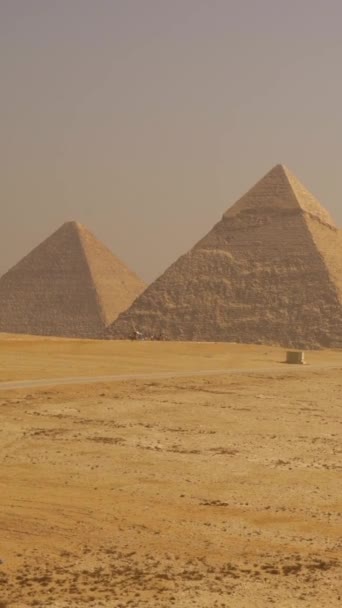 ギザの美しいピラミッドのパンニング面 エジプトのカイロ — ストック動画