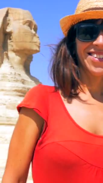 Eine Junge Kaukasische Brünette Rotem Kleid Und Strohhut Genießt Den — Stockvideo