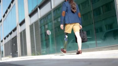 Finansal bir bölge caddesinde bacağı kesilmiş bir işadamının fotokopi alanının olduğu arka görüş videosu